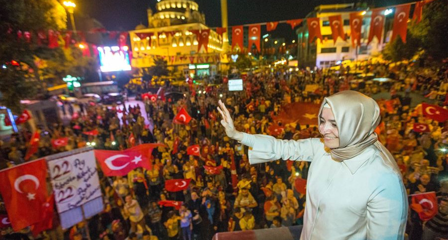 Bakan Kaya İstanbul'da Demokrasi nöbetine katıldı.