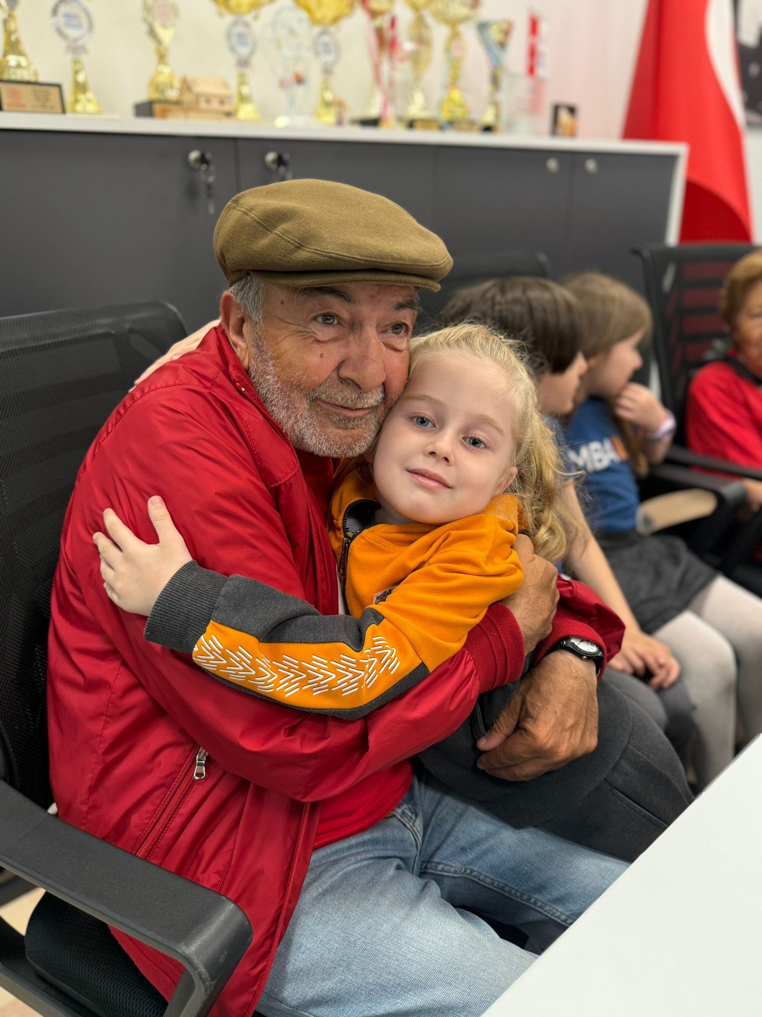 19 Mayıs Atatürk'ü Anma, Gençlik ve Spor Bayramı münasebetiyle huzurevlerimizdeki çınarlarımız çocuk ve gençlerimiz ile bayram coşkusunu beraber yaşadılar. 