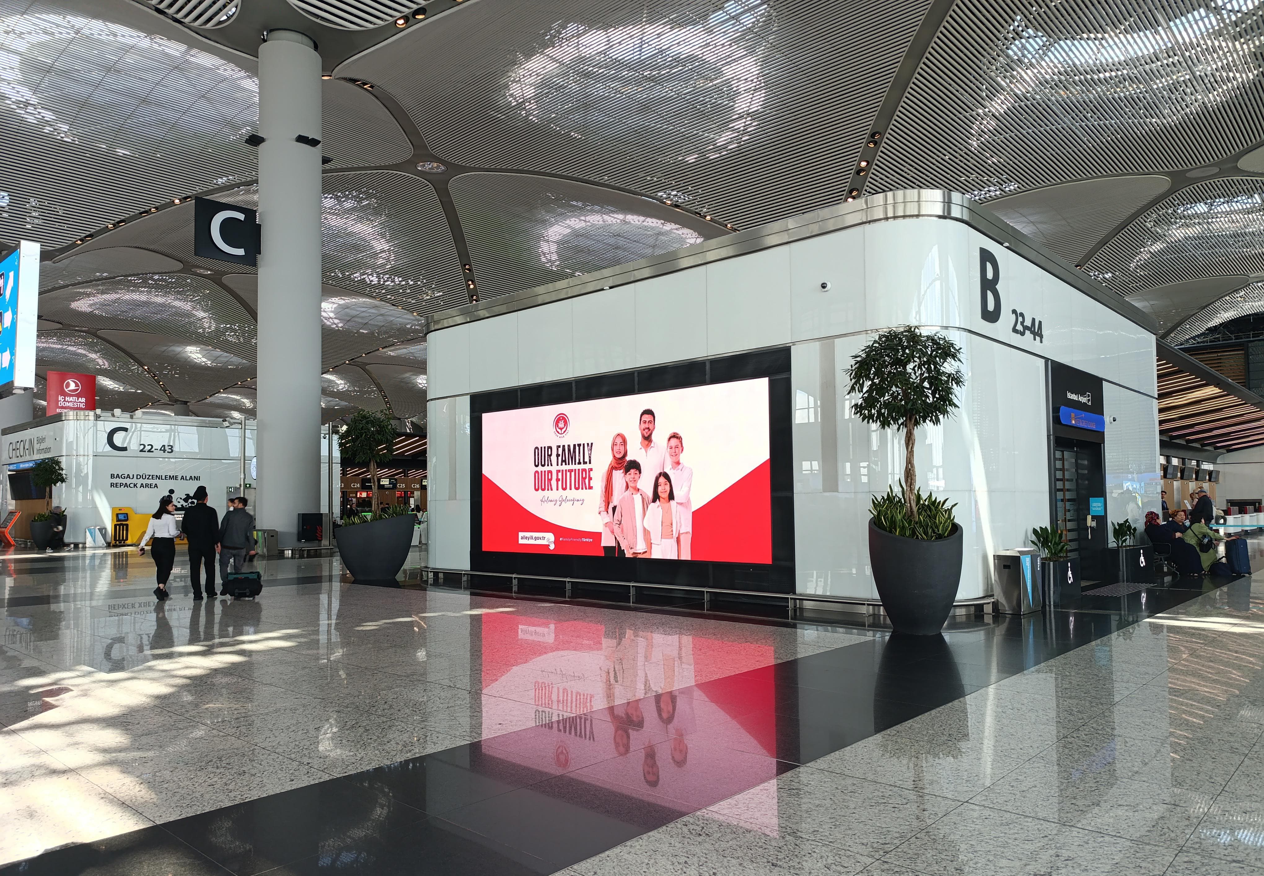 İl Müdürlüğü olarak Aile Haftası kapsamında, tüm havaalanlarımızda billboard, dijital pano ve görsel yerleştirme çalışmalarıyla güçlü bir farkındalık oluşturduk.