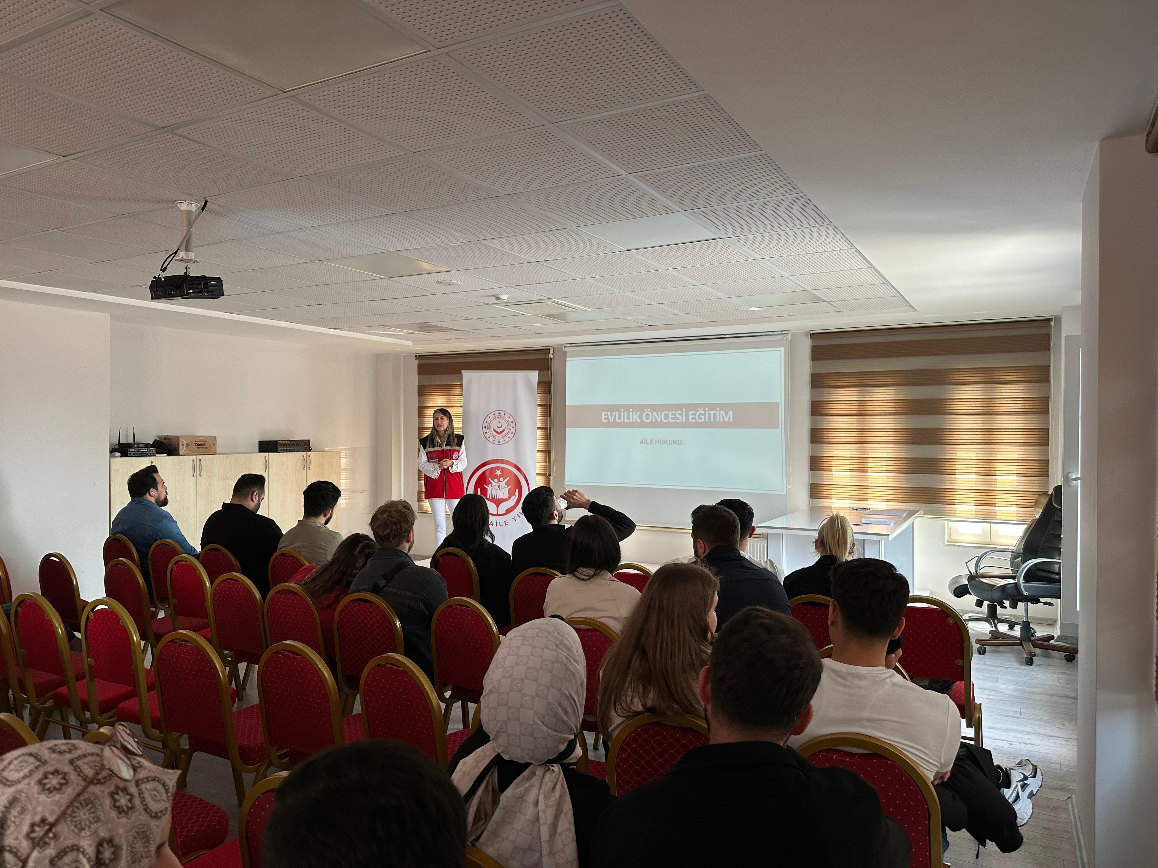 2025 Aile Yılı kapsamında 'Evlenecek Gençlerin Desteklenmesi Projesi' ile Evlilik Kredisi onaylanan çiftlerimize 'Evlilik Öncesi Eğitim Programı' kapsamında eğitimler vermeye devam ediyoruz.