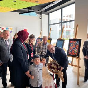 Valimiz Sayın İsmail USTAOĞLU, İl Protokolümüzün Saygıdeğer üyeleri ve İl Müdürümüz Sayın Emine BÖÇKÜN; 2025 #AileYılı kapsamında 10-16 Mayıs Engelliler Haftası vesilesiyle İl Müdürlüğümüz ve Balıkesir İl Milli Eğitim Müdürlüğü Koordinesinde Düzenlenen Etkinliğe Katılım Sağladı. - fotoğraf 3