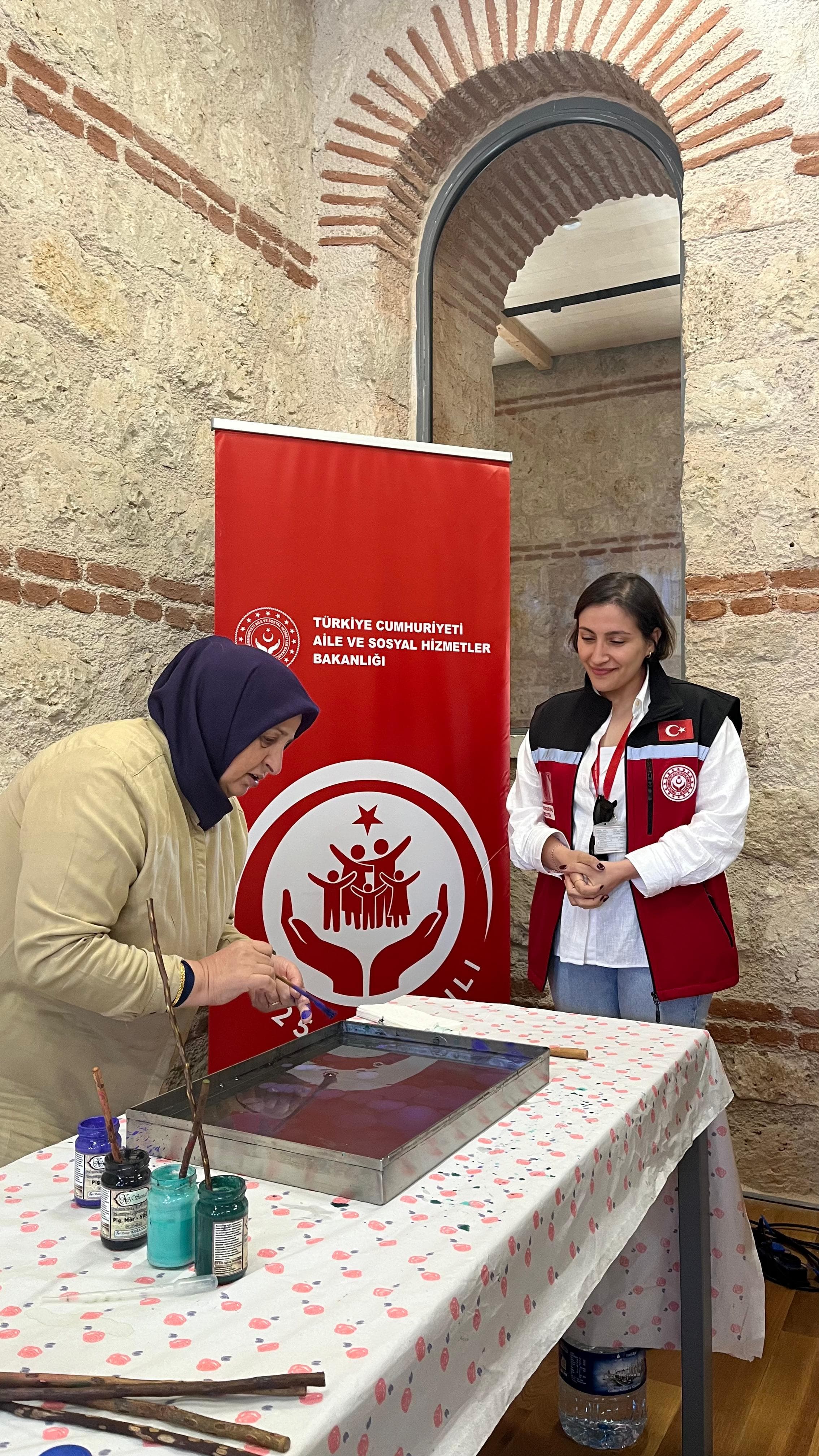 İl Müdürlüğü Şehit Yakınları ve Gaziler birimimiz tarafından kıymetli Şehit yakınlarımıza Rami Kütüphanesinde Ebru Atölyesi etkinliği gerçekleştirilmiştir.