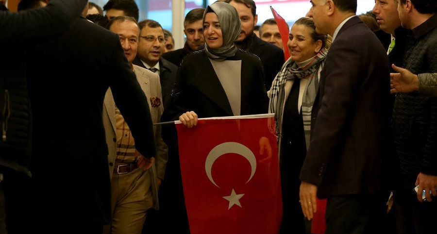 "Gayriinsani, gayriahlaki bir muameleyle karşı karşıya kaldık. Demokrasiden, ifade özgürlüğünden bahseden Hollanda'da gerçekten çok acı bir gece yaşadık"