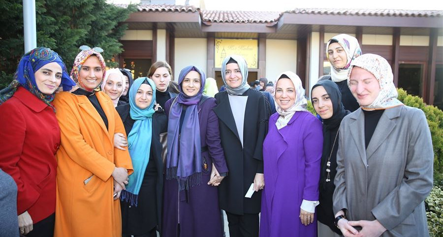 ''Maalesef Hollanda, hızla ırkçılık girdabına sürüklenmekte. Hollanda, uluslararası hukuku yok saydı, kadın haklarını görmezden geldi''