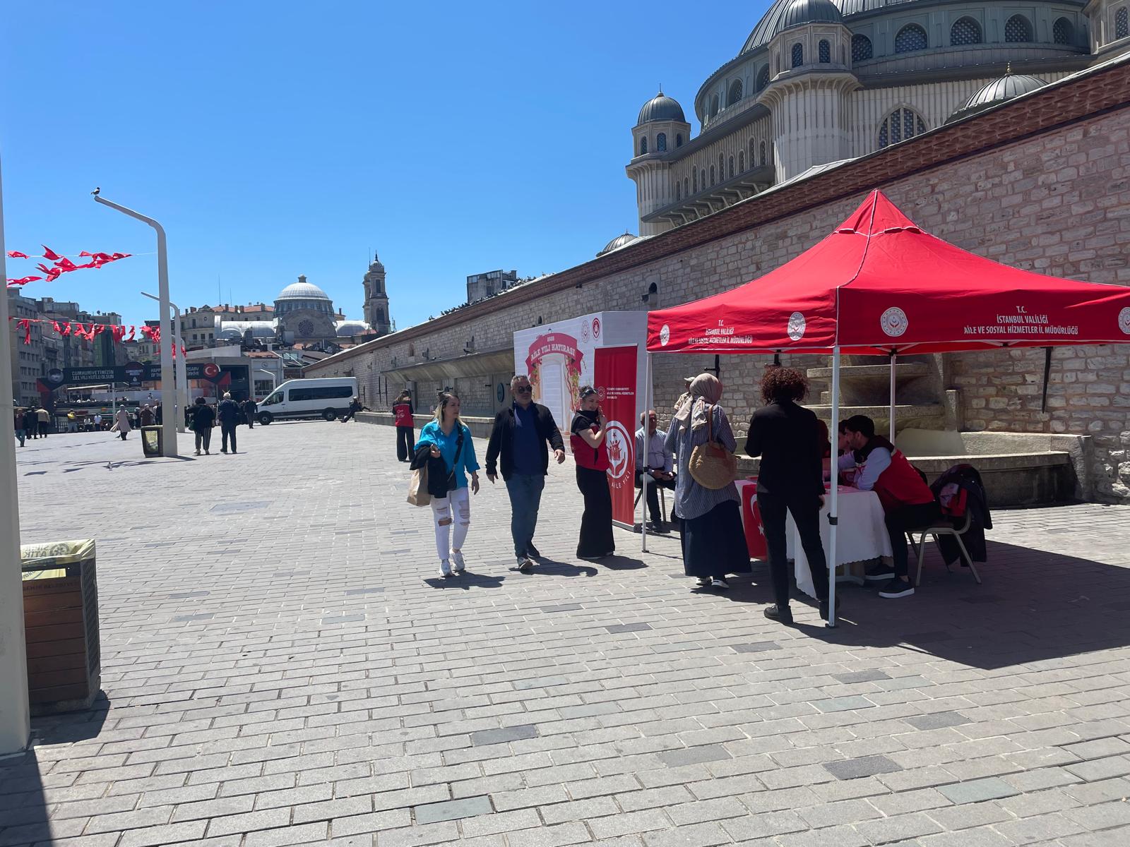 2025 Aile Yılı Kapsamında Mobil Sosyal Hizmet Sunumu ile Bilgilendirme ve Hatıra Çekimleri Devam Ediyor