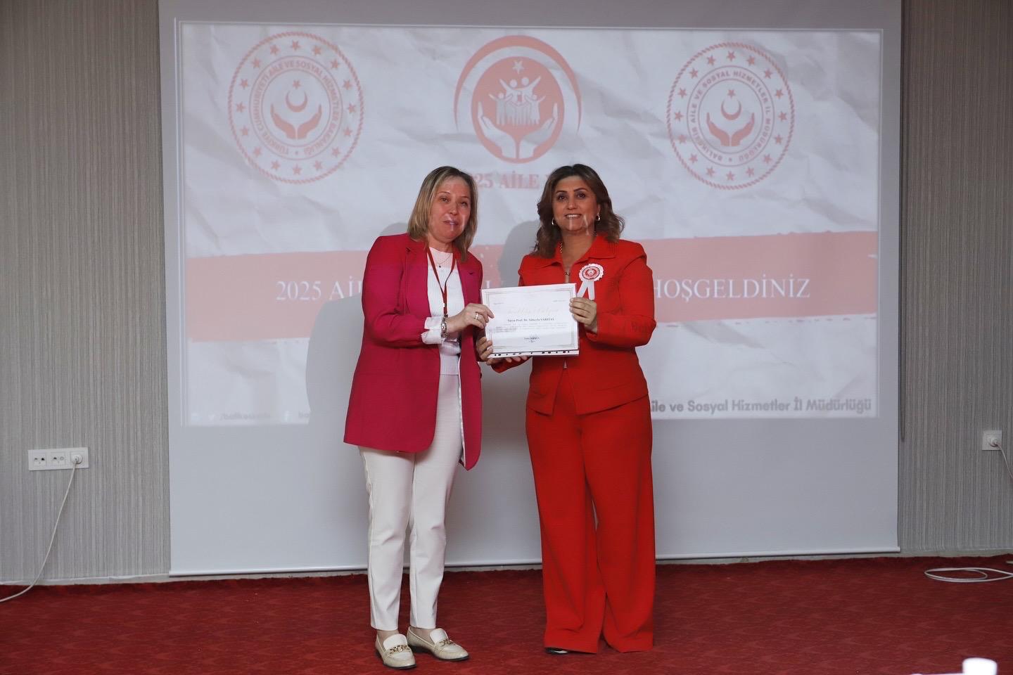 İl Müdürümüz Sayın Emine BÖÇKÜN; düzenlenen 2025 Aile Çalıştayı’mızda  Görev Alan Balıkesir Üniversitesi’nin Değerli Hocalarına Teşekkür Belgelerini Takdim Etti.