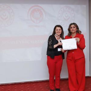 İl Müdürümüz Sayın Emine BÖÇKÜN; düzenlenen 2025 Aile Çalıştayı’mızda  Görev Alan Balıkesir Üniversitesi’nin Değerli Hocalarına Teşekkür Belgelerini Takdim Etti. - fotoğraf 2