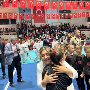 Valimiz Sayın İsmail USTAOĞLU, İl Protokolünün Saygıdeğer Üyeleri ve İl Müdürümüz Sayın Emine BÖÇKÜN, Balıkesir Gençlik ve Spor İl Müdürlüğü koordinesinde düzenlenen 19 Mayıs Atatürk’ü Anma, Gençlik ve Spor Bayramı kutlamalarına Katılım Sağladı. - fotoğraf 6