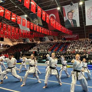 Valimiz Sayın İsmail USTAOĞLU, İl Protokolünün Saygıdeğer Üyeleri ve İl Müdürümüz Sayın Emine BÖÇKÜN, Balıkesir Gençlik ve Spor İl Müdürlüğü koordinesinde düzenlenen 19 Mayıs Atatürk’ü Anma, Gençlik ve Spor Bayramı kutlamalarına Katılım Sağladı. - fotoğraf 8
