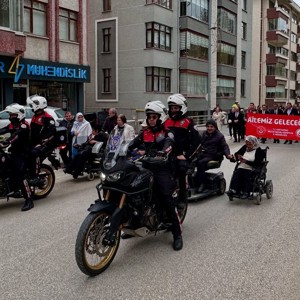 ‘En Büyük Ailemiz Türkiye’miz ve Ailemiz Geleceğimiz‘ Temalı Kortej Yürüyüşü Düzenlendi - fotoğraf 1