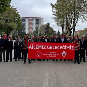 ‘En Büyük Ailemiz Türkiye’miz ve Ailemiz Geleceğimiz‘ Temalı Kortej Yürüyüşü Düzenlendi - fotoğraf 3