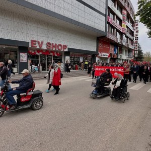 ‘En Büyük Ailemiz Türkiye’miz ve Ailemiz Geleceğimiz‘ Temalı Kortej Yürüyüşü Düzenlendi - fotoğraf 10