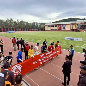 AileYılı kapsamında GMG Kastamonuspor - Altınordu FK müsabakasında Futbolcular Tarafından Pankart Açıldı - fotoğraf 1