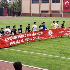 AileYılı kapsamında GMG Kastamonuspor - Altınordu FK müsabakasında Futbolcular Tarafından Pankart Açıldı - fotoğraf 3