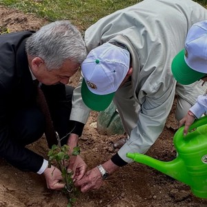 Büyüklerimiz ve Çocuklarımız 150 adet Fidanı Toprakla Buluşturdular - fotoğraf 2