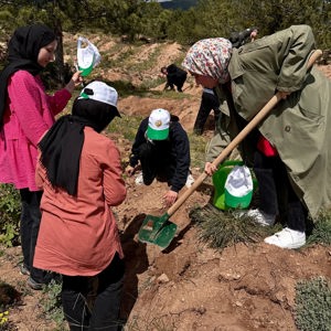 Büyüklerimiz ve Çocuklarımız 150 adet Fidanı Toprakla Buluşturdular - fotoğraf 6
