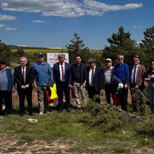 Büyüklerimiz ve Çocuklarımız 150 adet Fidanı Toprakla Buluşturdular - fotoğraf 15