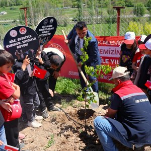 Minik Fidanlar Büyük Aileler – Hatıra Ormanı Fidan Dikimi - fotoğraf 3