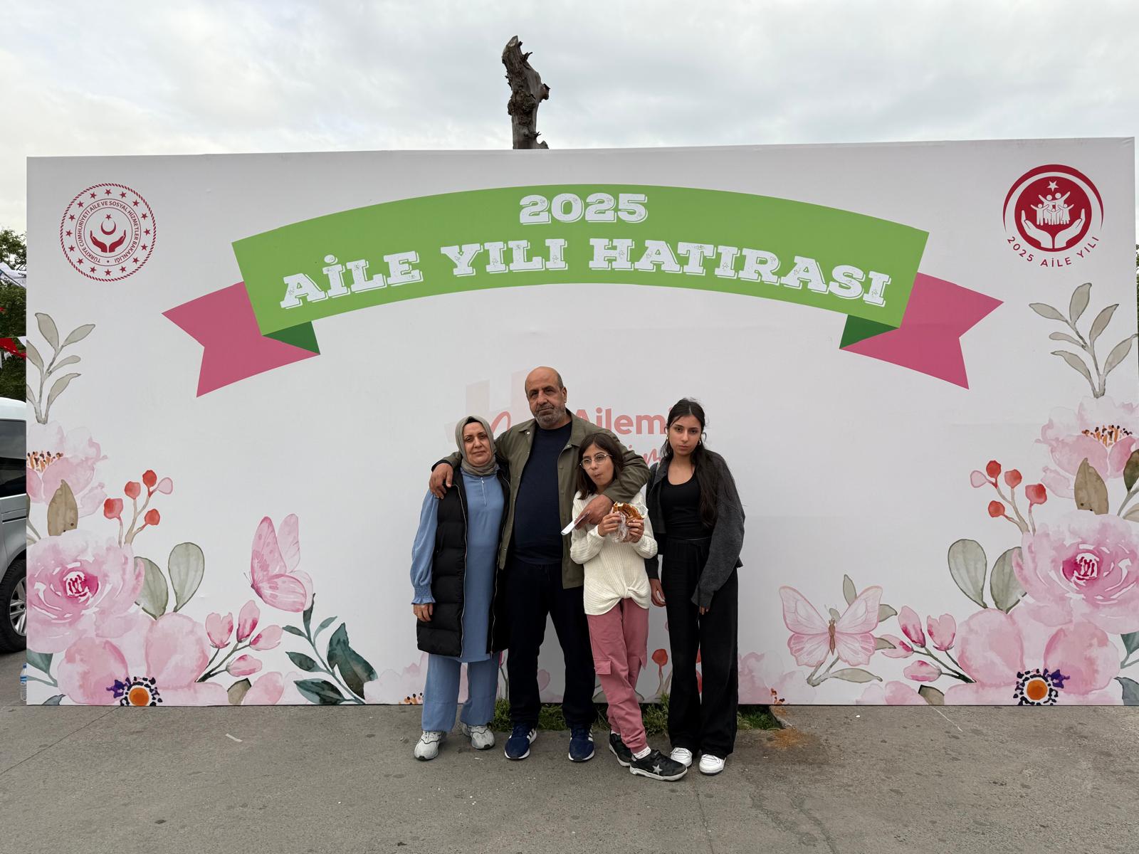 2025 Aile Yılı Kapsamında Hatıra Backdropları ve Mobil Sosyal Hizmet Sunumuyla Bilgilendirmeye devam ediyoruz.