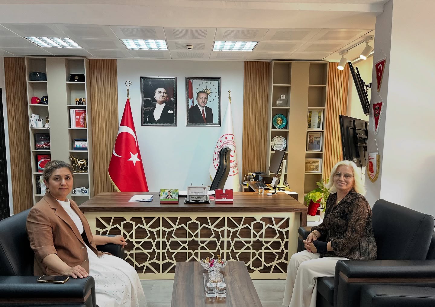 Gönen Merkez Tuzakçı Hasanbey Tarımsal Kalkınma Kooperatif Başkanı Sayın Berrin YETKİN, İl Müdürümüz Sayın Emine BÖÇKÜN’e Makamında Ziyaret Gerçekleştirdi. 