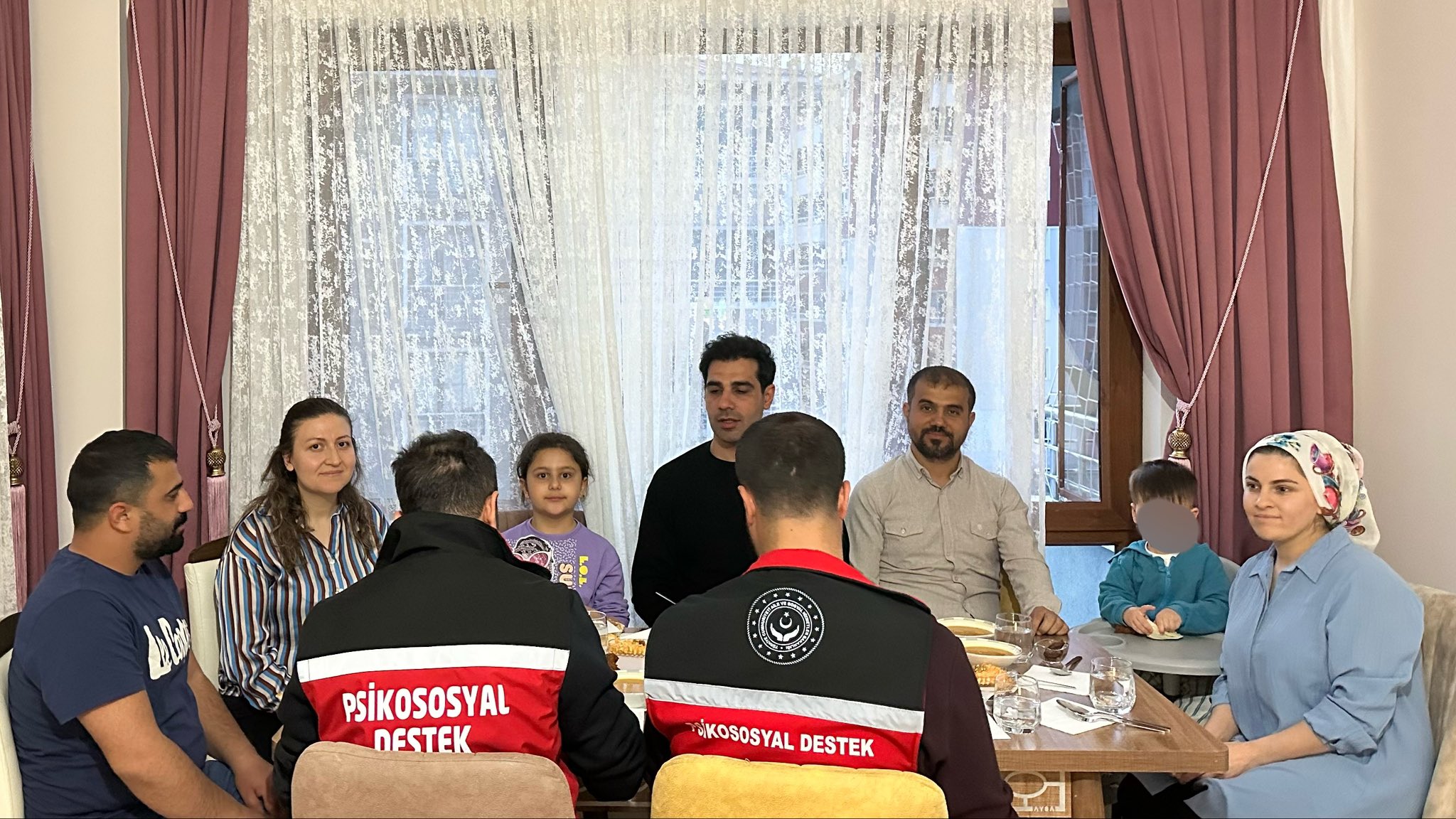 İl Müdürümüz Hüseyin OKAN ve kurum personelimiz, Ramazan ayının kültürel hayatımızdaki müstesna yeri münasebetiyle, koruyucu ailemize iftar yemeğinde ziyaret etmişlerdir.