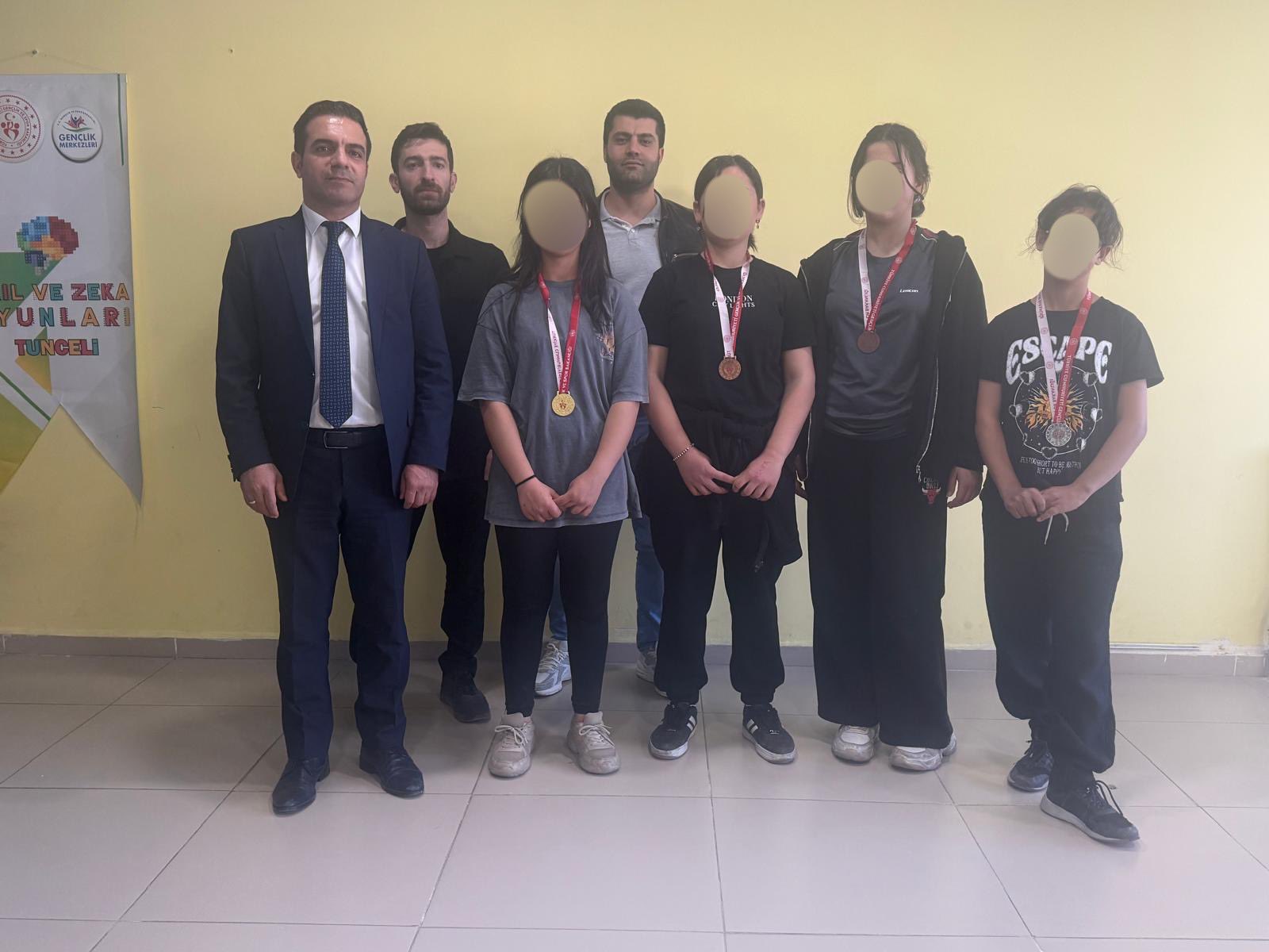 Çocuk Hizmetleri Genel Müdürlüğümüz tarafından Türkiye genelindeki satranç turnuvası program kapsamında, koruma ve bakım altına alınmış ve il düzeyinde başarı göstermiş çocuklarımıza madalyalar takdim edilmiştir. 