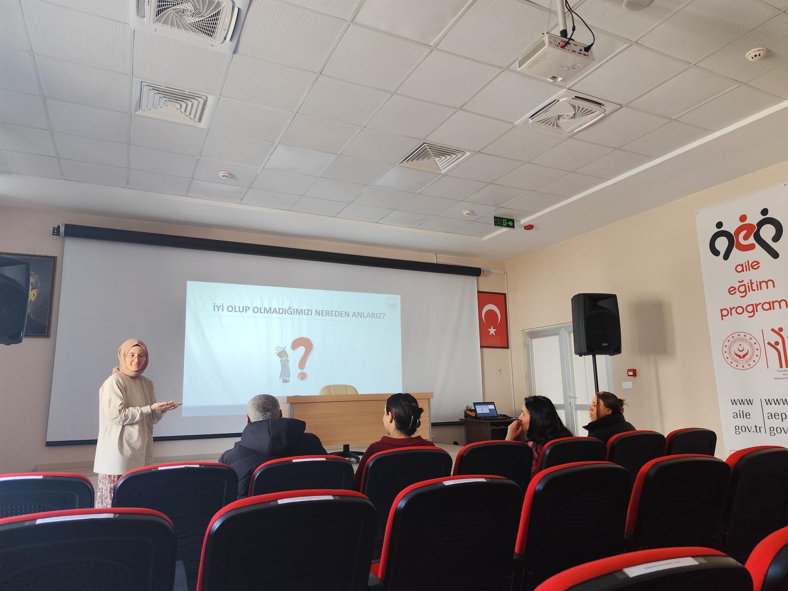 Sosyal Hizmet Merkezi Müdürlüğü Eğitim ve Danışmanlık Birimi tarafından düzenlenen grup çalışmasında, engelli bireyler ve onların yakınları bir araya geldi. Çalışmada, engelli bireylerin ve bakım verenlerin yaşadıkları zorluklar ile bu zorluklarla baş etme yöntemleri ele alındı.