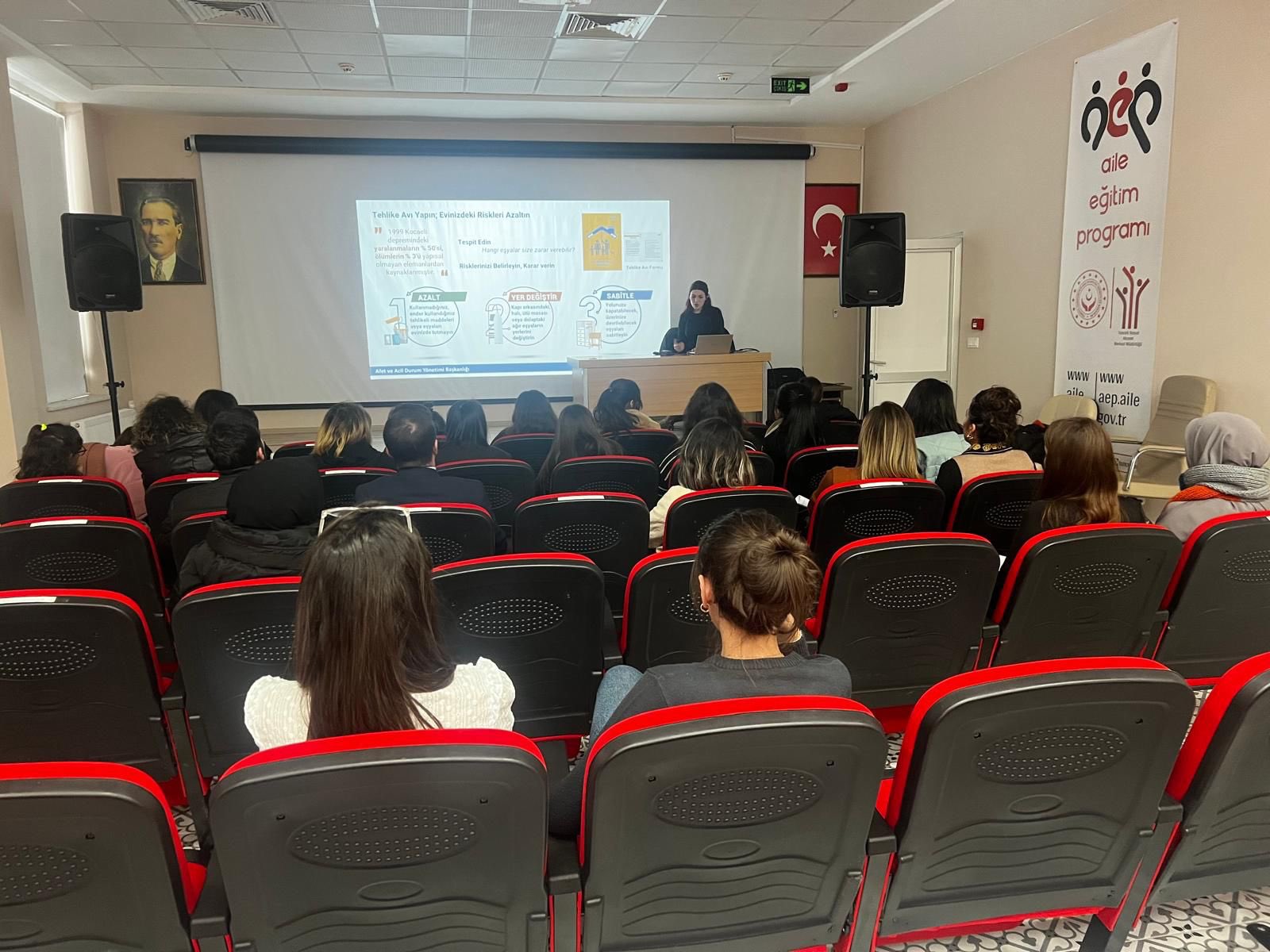 Deprem, yangın ve diğer afetlere yönelik acil durum hazırlıkları kapsamında İl Müdürlüğümüze bağlı Çocuk Evleri Koordinasyon Merkezi Müdürlüğünde görev yapan personellere ve hizmet alan çocuklara, İl AFAD Müdürlüğü tarafından eğitim verildi.