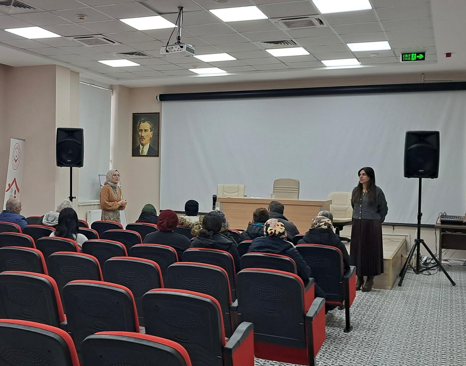 Sosyal Hizmet Merkezi Müdürlüğü Eğitim ve Danışmanlık Birimi ile engelli yakınlarına, engelli bireylerin ve bakım verenlerin yaşadıkları zorluklar ve baş etme yöntemler konusunda eğitim verilmiştir.