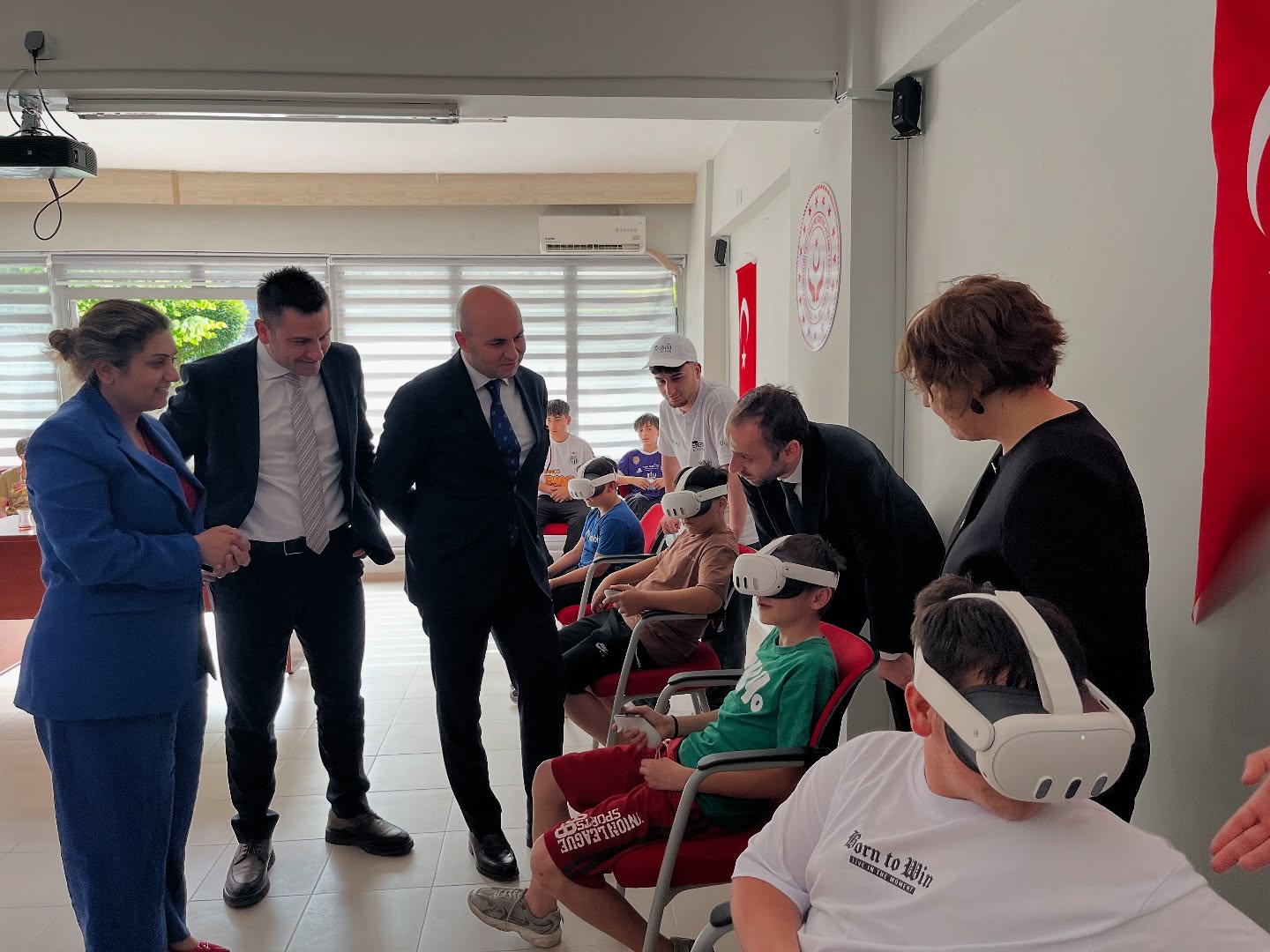 2025 #AileYılı kapsamında; İl Müdürlüğümüz ve Uludağ Elektrik Dağıtım A.Ş. (UEDAŞ) iş birliğinde, Çocuklarımıza yönelik VR gözlüklerle “Enerji Verimliliği ve Tasarruf Odaklı Bilinçlendirme” Temalı Farkındalık Etkinliği Düzenlendi. 👓🌐