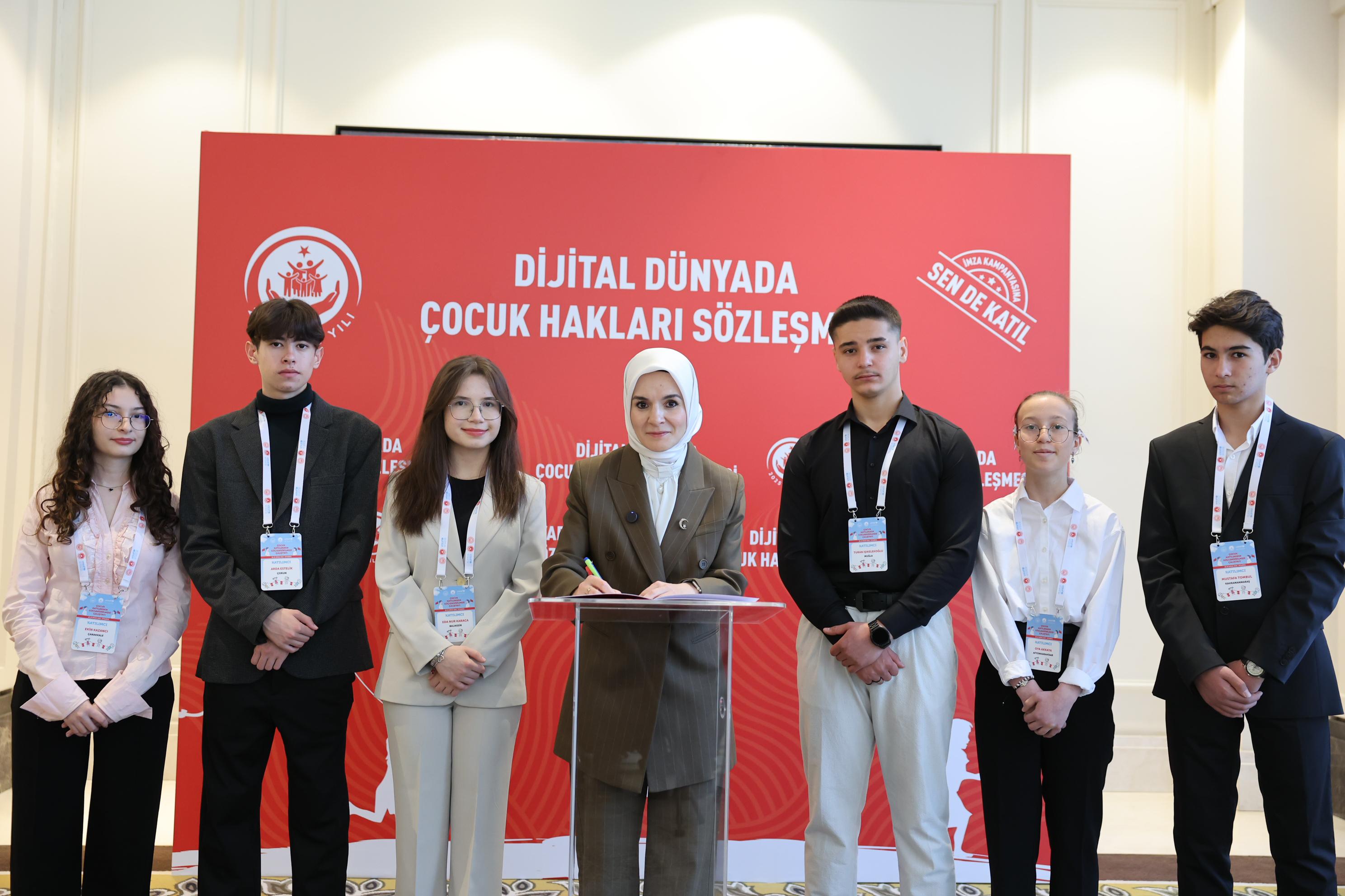 Aile ve Sosyal Hizmetler Bakanımız Göktaş, "Dijital Dünyada Çocuk Hakları Sözleşmesi"ne ilk imzayı attı