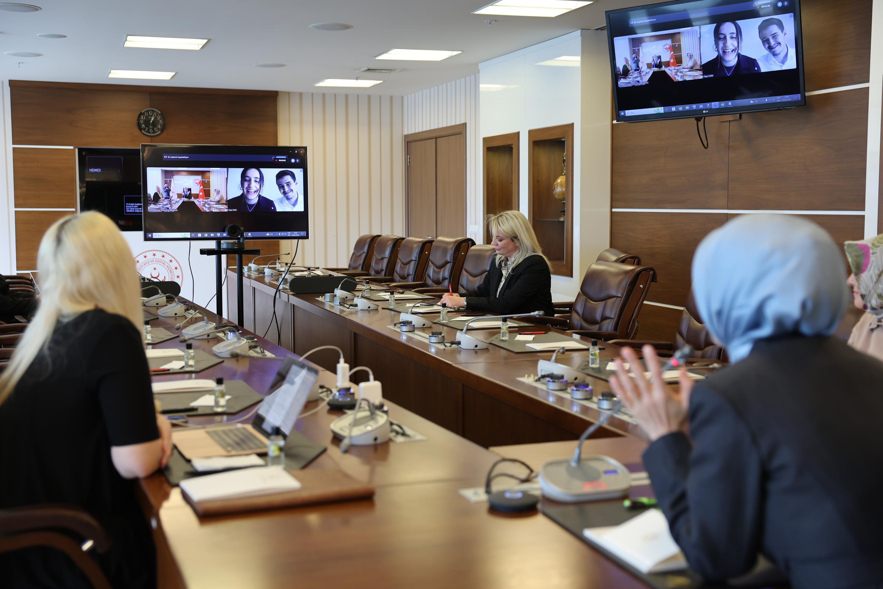 Bakanımız Göktaş'tan üniversite öğrencilerinin “koruyucu aile” konulu bitirme projesine destek