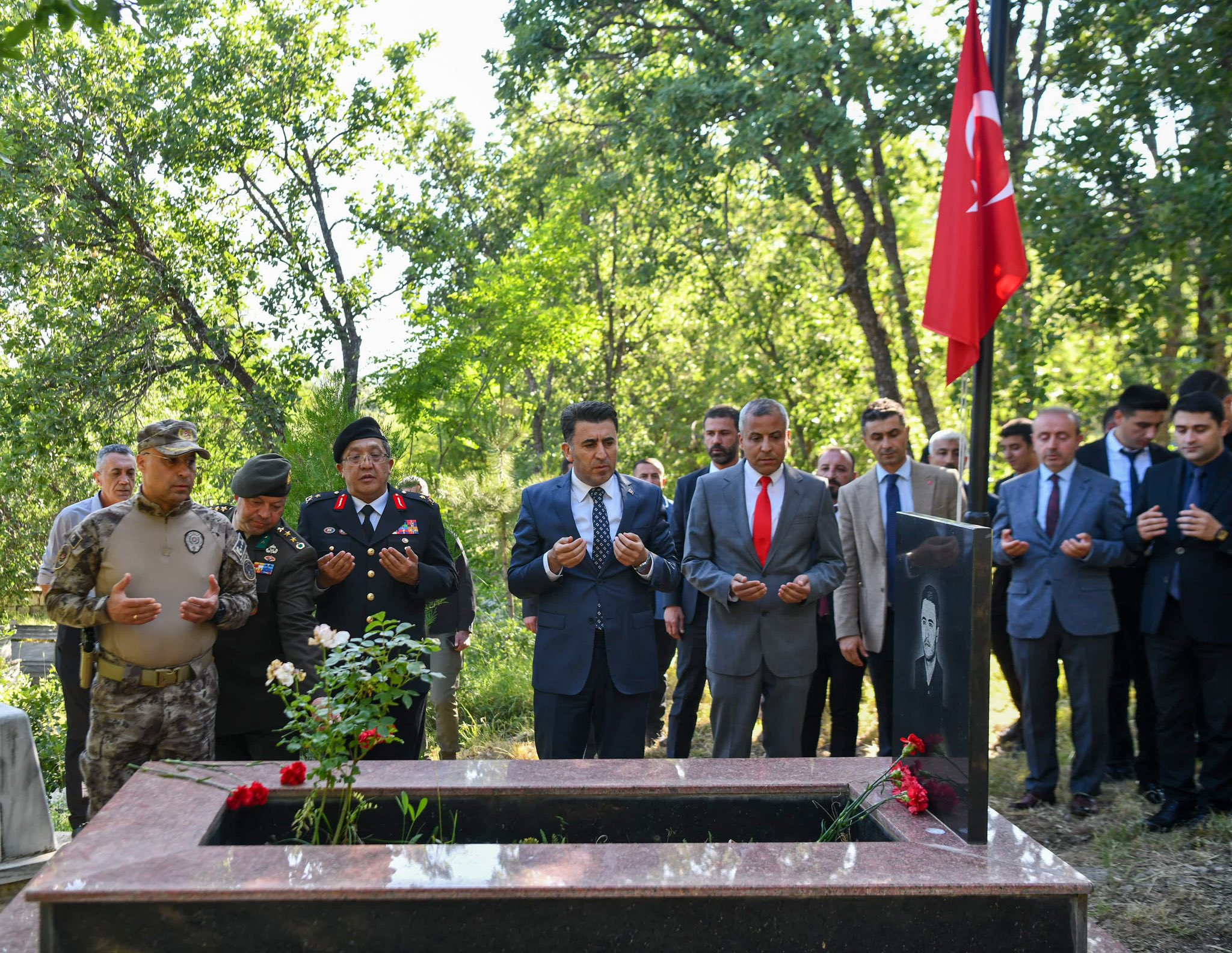 Valimiz Sayın Şefik Aygöl, şehit mezarlıklarını il protokolümüzle birlikte ziyaret ederek aziz şehitlerimizi rahmet ve dualarla andı.