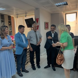 İl Müdürümüz Sayın Emine BÖÇKÜN ve beraberinde İdareci Çalışma Arkadaşlarımız, Kurban Bayramı vesilesiyle Çalışma Arkadaşlarımızla Bir Araya Gelerek Bayramlaşma Programında Buluştu.  - fotoğraf 2