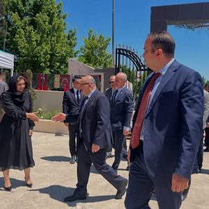 2025 #AileYılı kapsamında; Kurban Bayramı vesilesiyle Valimiz Sayın İsmail USTAOĞLU,İl Protokolümüzün Saygıdeğer Üyeleri ve İl Müdürümüz Sayın Emine BÖÇKÜN ile birlikte Aziz Şehitlerimizi Dualarla Anmak üzere Balıkesir Şehitliği’ne Ziyaret Gerçekleştirdi. - fotoğraf 7