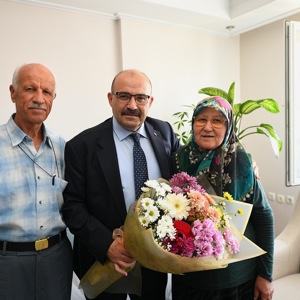 2025 #AileYılı kapsamında, Kurban Bayramı vesilesiyle Valimiz Sayın İsmail USTAOĞLU, İl Protokolümüzün saygı değer üyeleri ve İl Müdürümüz Sayın Emine BÖÇKÜN ile birlikte, Aziz Şehidimiz Yılmaz UYANIK’ın Kıymetli Ailesini Evlerinde Ziyaret Etti. - fotoğraf 2