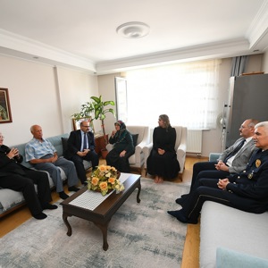 2025 #AileYılı kapsamında, Kurban Bayramı vesilesiyle Valimiz Sayın İsmail USTAOĞLU, İl Protokolümüzün saygı değer üyeleri ve İl Müdürümüz Sayın Emine BÖÇKÜN ile birlikte, Aziz Şehidimiz Yılmaz UYANIK’ın Kıymetli Ailesini Evlerinde Ziyaret Etti. - fotoğraf 1