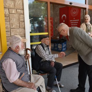 İl Müdürümüz Faruk UYSAL, Kurban Bayramı’nın coşkusunu yeniden yaşatmak ve yaklaşan Babalar Günü’nü kutlamak amacıyla Fatma Göztepe Huzurevi'mize ziyaret gerçekleştirdi.  - fotoğraf 3