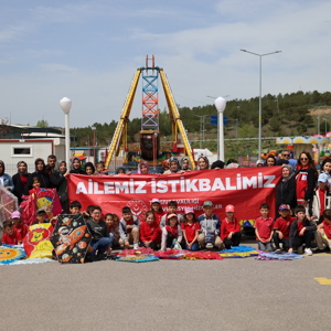 Gökyüzü Renkleniyor: Uçurtma Şenliği Aileleri Bir Araya Getiriyor! - fotoğraf 2