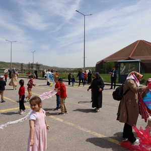 Gökyüzü Renkleniyor: Uçurtma Şenliği Aileleri Bir Araya Getiriyor! - fotoğraf 3