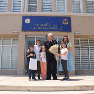 2025 #AileYılı kapsamında; Jandarma Teşkilatımızın 186. Kuruluş Yıldönümünü Kutlamak amacıyla İl Müdürümüz Sayın Emine BÖÇKÜN ve Kıymetli Çocuklarımız, İl Jandarma Komutanımız Sayın Tümgeneral Nurettin ALKAN’ı Makamında Ziyaret Etti. - fotoğraf 2