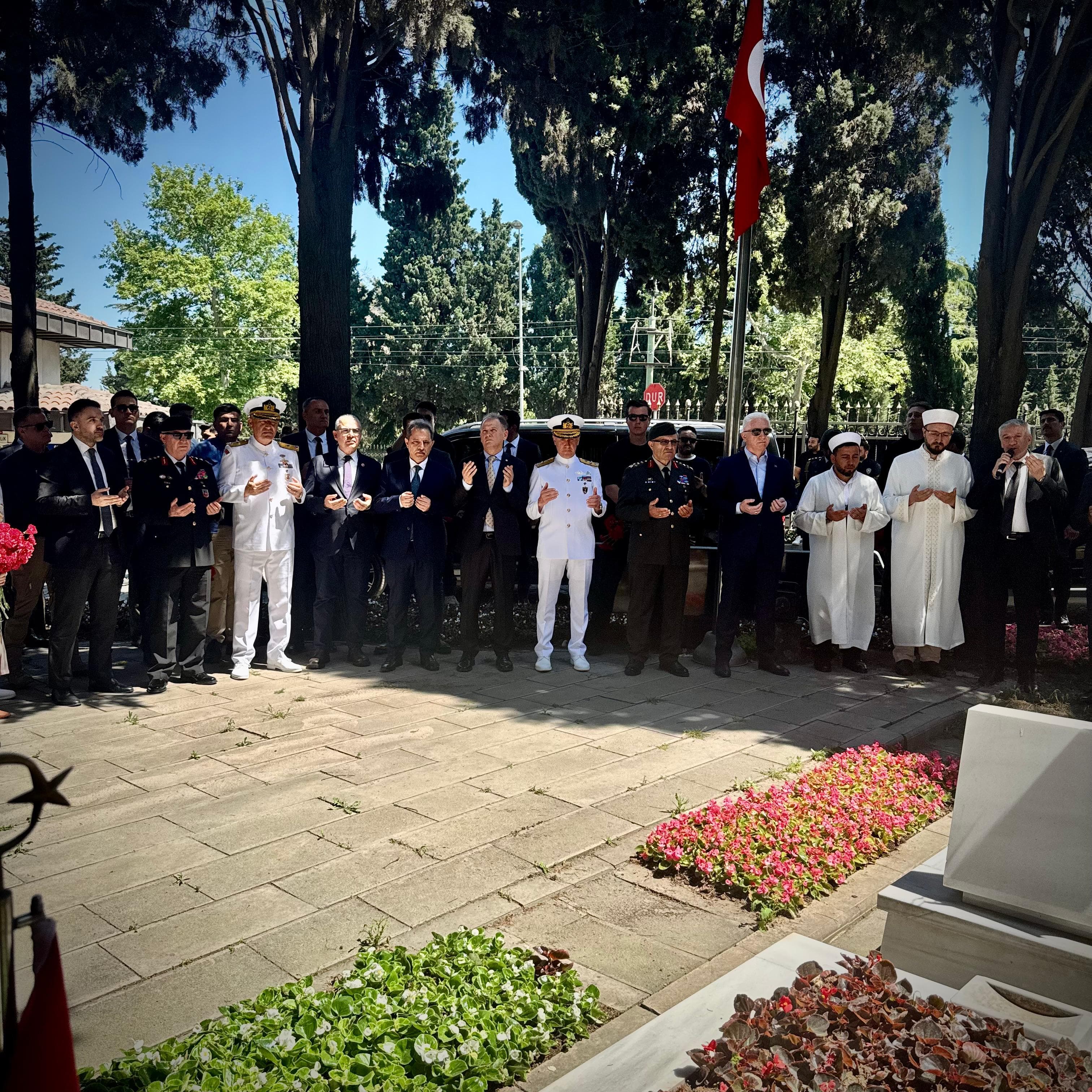 İl Müdürümüz Sn. Ömer TURAN, Valimiz Sn. Davut GÜL ile Beraber Kurban Bayramı Arifesinde ilk Olarak Vatanımız için Canlarını Feda Eden Şehitlerimizin Kabirlerini Ziyaret Etti.