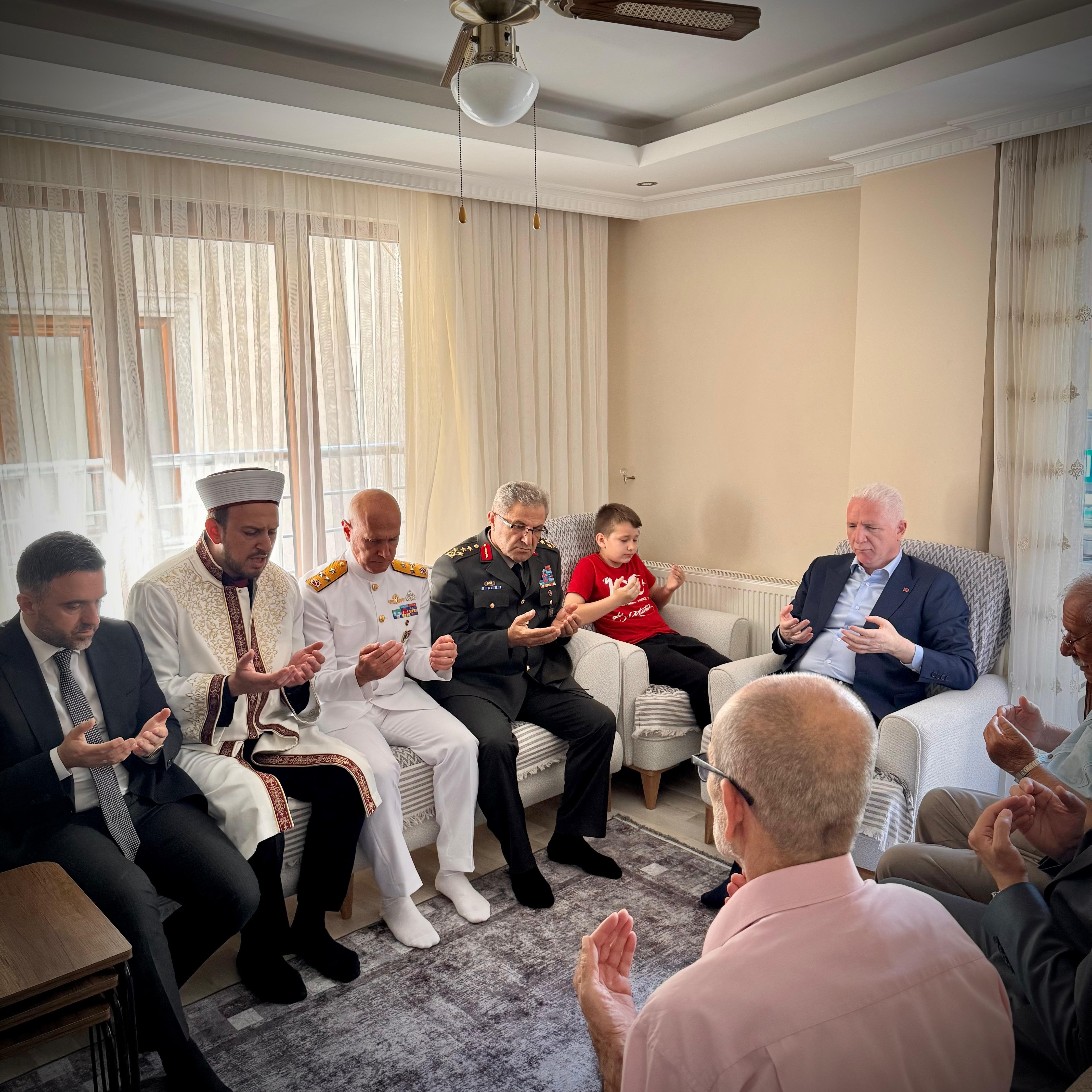 İl Müdürümüz Sn. Ömer TURAN, Valimiz Sn. Davut GÜL ile Kurban Bayramı Arifesinde Şehidimiz Er Tamer VARDAR 'ın Kıymetli Ailesine Bayram Ziyaretinde Bulundu.