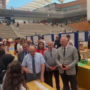 Valimiz Sayın İsmail USTAOĞLU, İl Protokolümüzün Saygıdeğer Üyeleri ve beraberinde İl Müdürümüz Sayın Emine BÖÇKÜN, Düzenlenen Bilim Fuarı Festivaline Katılım Sağladı. - fotoğraf 3