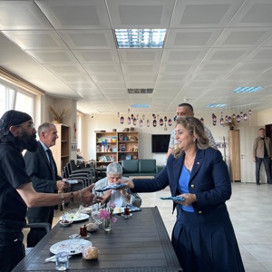 2025 #AileYılı kapsamında, Babalar Günü vesilesiyle İl Müdürümüz Sayın Emine BÖÇKÜN, Karesi Yaşlı Bakım ve Rehabilitasyon Merkezi Müdürlüğümüzde Düzenlenen Kahvaltı Programına Katılım Sağladı. - fotoğraf 3