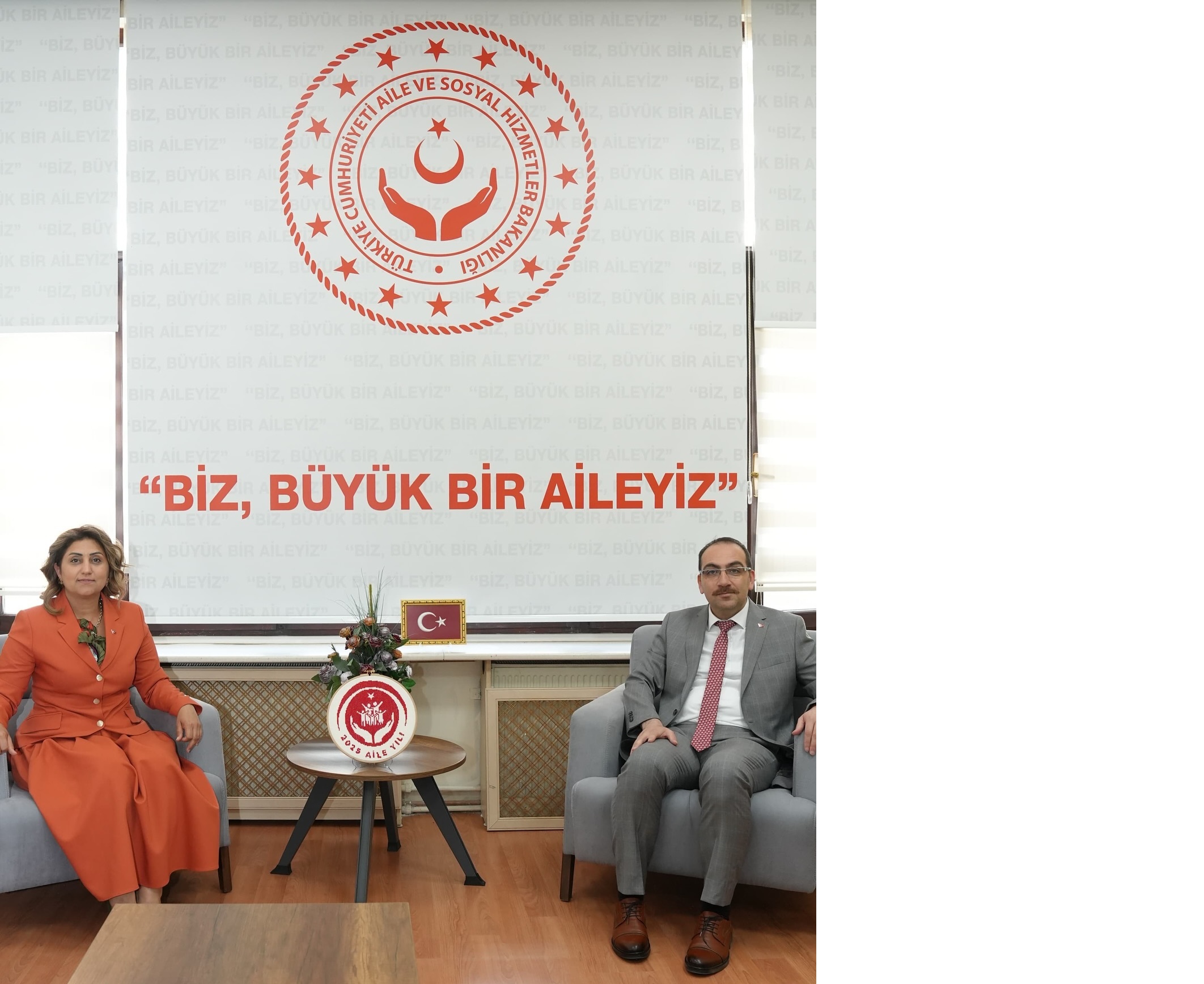 2025 #AileYılı kapsamında; Kurumlar arası iş birliğini Güçlendirmek ve İyi Uygulama Örneklerini Değerlendirmek amacıyla, İl Müdürümüz Sayın Emine BÖÇKÜN, Ankara Aile ve Sosyal Hizmetler İl Müdürü Sayın Cüneyd ÖZDEMİR’i Makamında Ziyaret Etti.