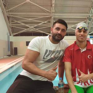 Cumhuriyet Bayramı Yüzme Müsabakalarında Varol VASİLİCA Yine Kendi Rekorunu Kırdı. - fotoğraf 1