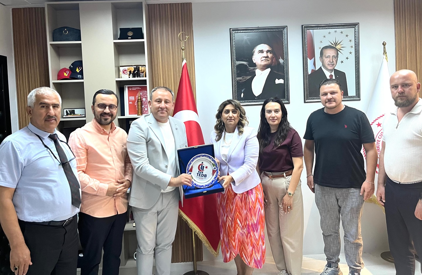 Tüm Emlak Danışmanları Birliği (TEDB) Balıkesir İl Başkan Yardımcısı Sayın İbrahim ALTINTAŞ ve beraberindeki Heyet, İl Müdürümüz Sayın Emine BÖÇKÜN’ü Makamında Ziyaret Etti.