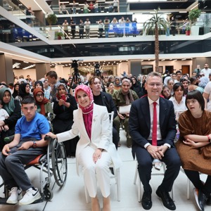 Bakanımız Göktaş, Başakşehir'de "Bizim Çınarlar Yaşam Merkezi"nin açılışı ile Engelsiz Yaşam Merkezi'nde düzenlenen sergiye katıldı - fotoğraf 16