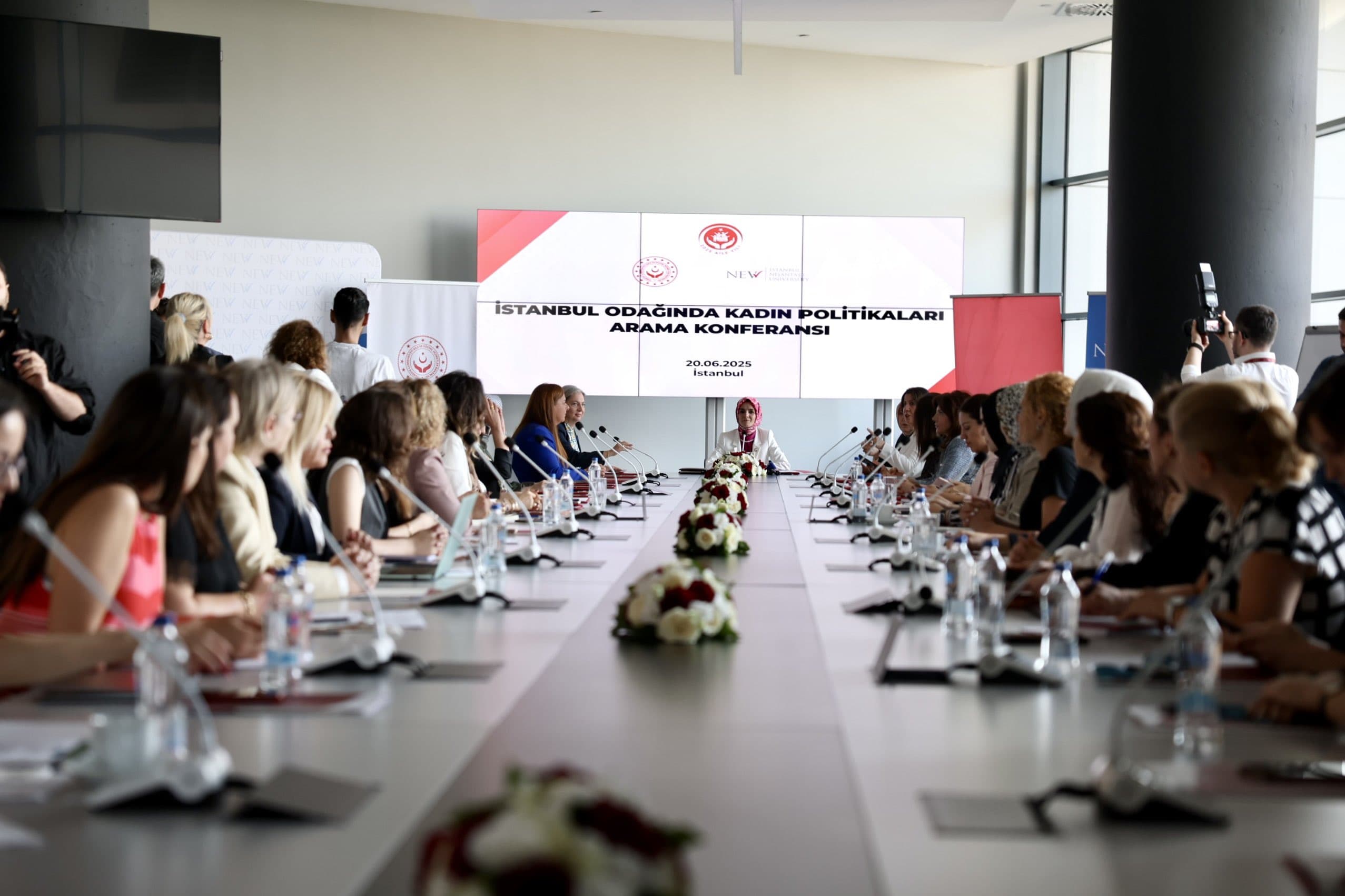 İstanbul Odağında Kadın Çalışmaları Arama Konferansı 26 Üniversite Temsilcilerinin Katılımı ve Bakanımız Sn. Mahinur ÖZDEMİR GÖKTAŞ’ın Teşrifleriyle Gerçekleştirilmiştir.